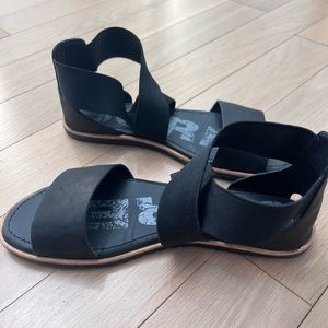Sorel leather and fabric material sandals size 9 ( but fit more 8.5)